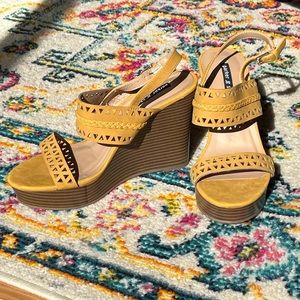 3/$30 🌻 Parker & Sky Mustard Yellow Laser Cut Wedges / Sandals, Size 6